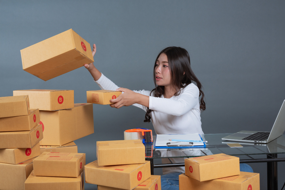 men-women-are-helping-pack-boxes.jpg